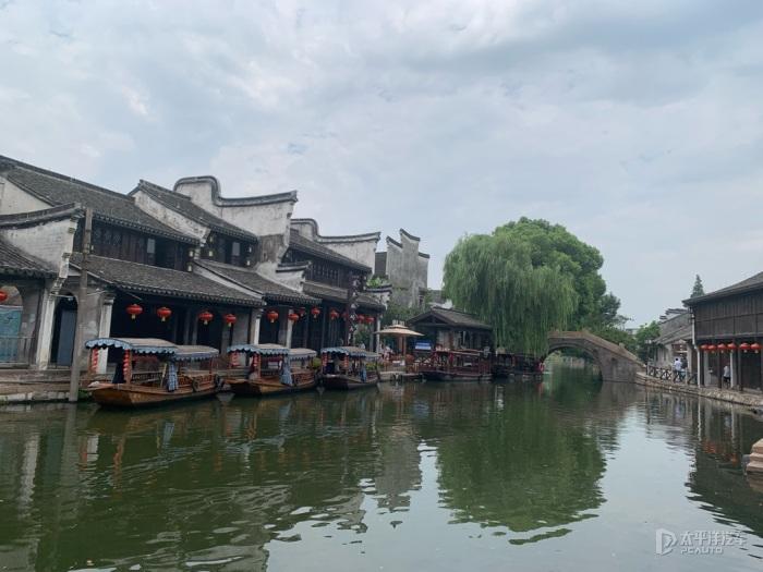 色胆包天，悍匪公判大会枪击主持人 引蛇出洞，滥情匪首终遭擒